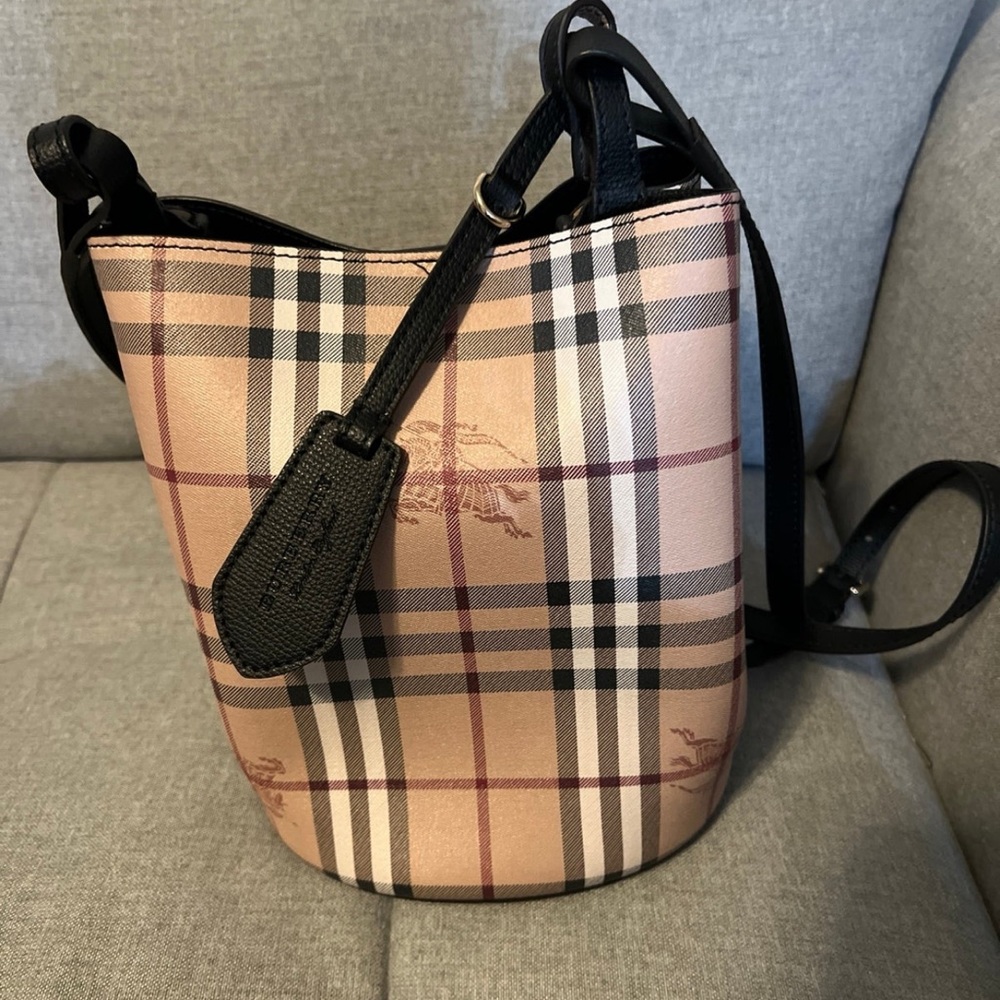 Burberry cross body bucket bag 
NEW WITH OUT TAGS